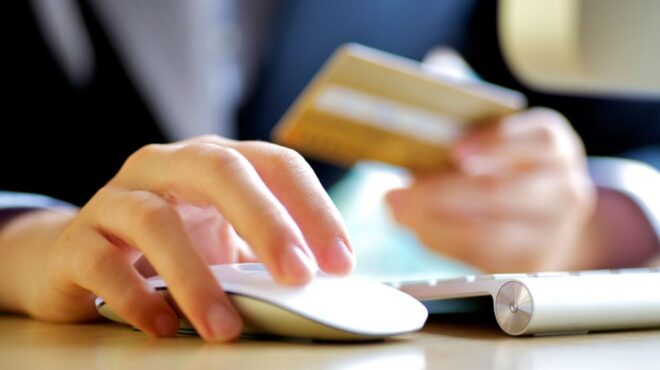 αγοράζουν-σχεδόν-τα-πάντα-μέσω-internet-και-π-563340847