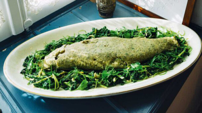 πέστροφα-σε-ζύμη-με-φρέσκα-και-ξερά-μυρ-563317012