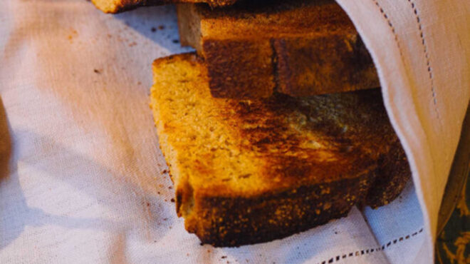 ψωμί-στη-γάστρα-και-καρυκευμένο-πρόβε-563322673