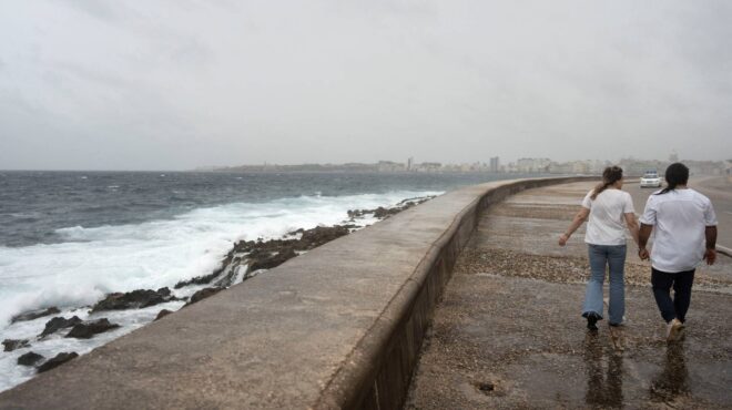 κούβα-το-νησί-προετοιμάζεται-για-τον-τ-563309902