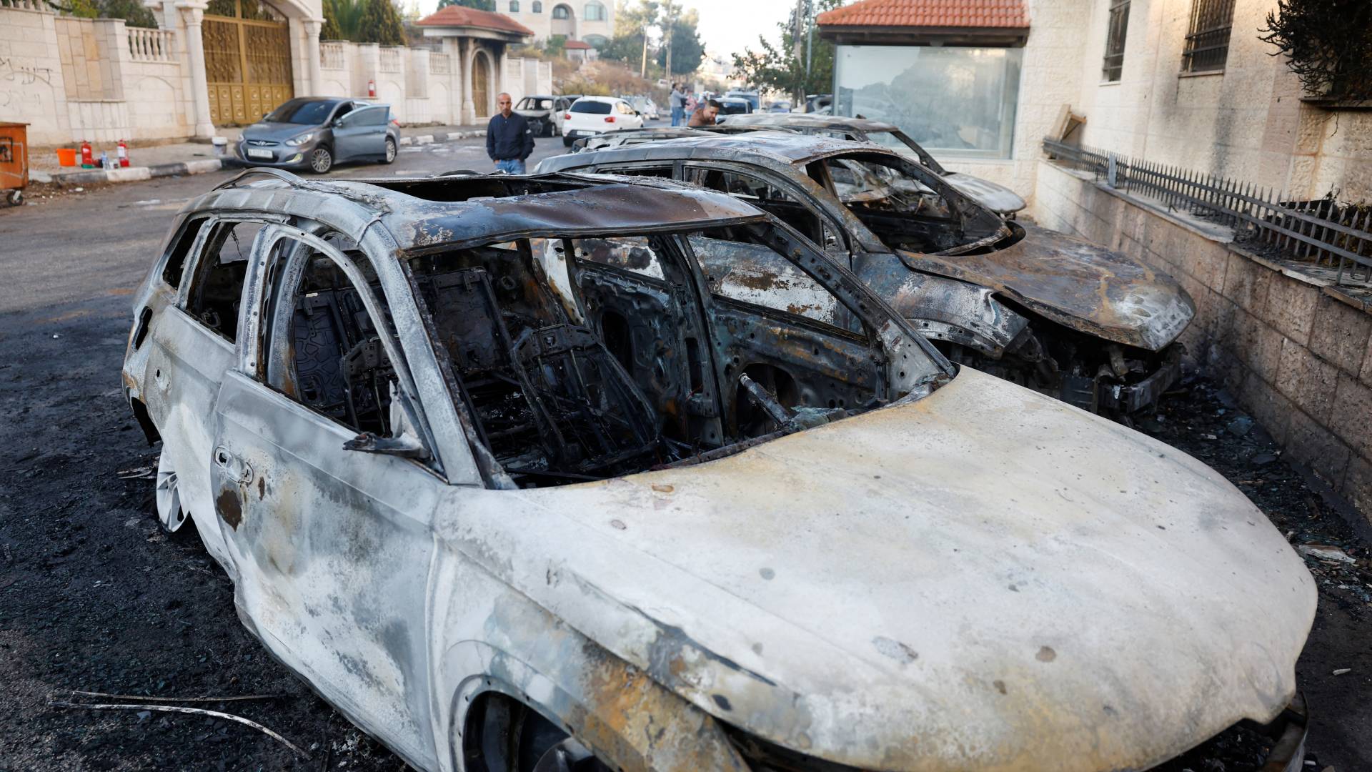 Δυτική Οχθη: Επίθεση εποίκων στα περίχωρα της Ραμάλα – Πυρπόλησαν αυτοκίνητα-1