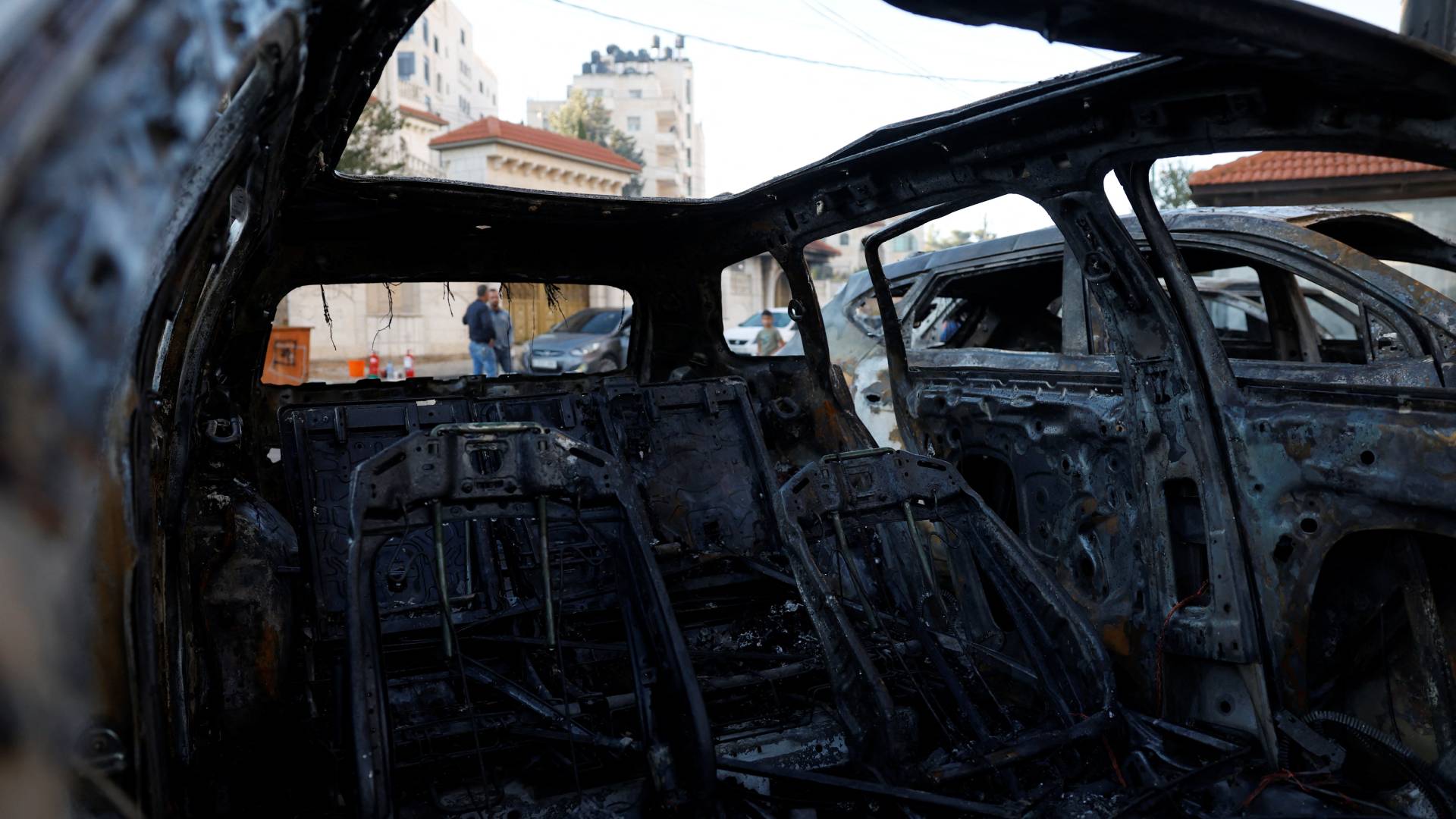 Δυτική Οχθη: Επίθεση εποίκων στα περίχωρα της Ραμάλα – Πυρπόλησαν αυτοκίνητα-2