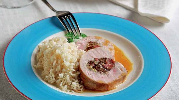 ρολό-γαλοπούλας-με-κάστανα-και-φυστίκ-563338864