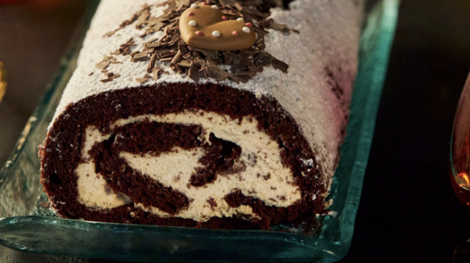 ρολό-σοκολάτας-με-γέμιση-κρέμα-καφέ-563339218