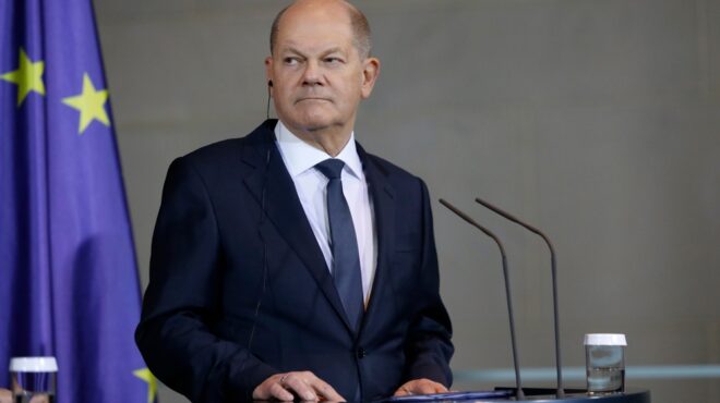 φρίντριχ-μερτς-ανοιχτός-για-αποστολή-563329534