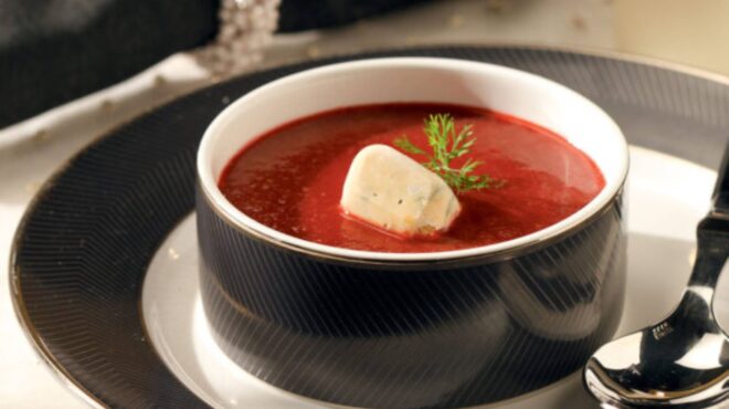 κρεμώδης-σούπα-παντζαριών-με-γιαούρτ-563334940