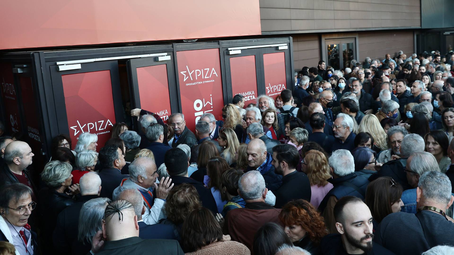 ΣΥΡΙΖΑ: Πολεμικό κλίμα και πλήθος κόσμου έξω από τον χώρο του συνεδρίου-11