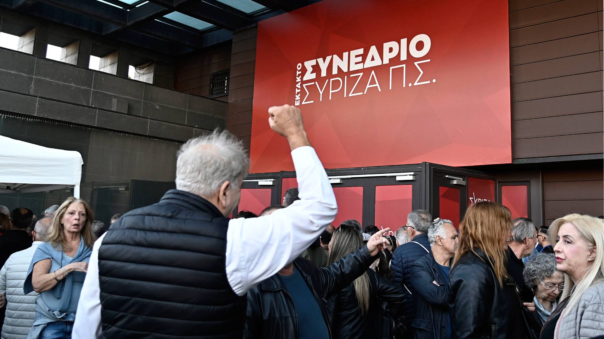 ΣΥΡΙΖΑ: Πολεμικό κλίμα και πλήθος κόσμου έξω από τον χώρο του συνεδρίου-7