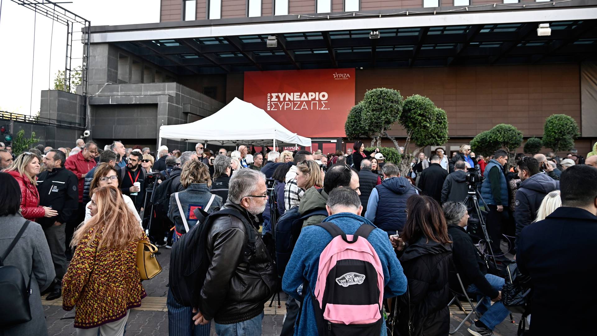 ΣΥΡΙΖΑ: Πολεμικό κλίμα και πλήθος κόσμου έξω από τον χώρο του συνεδρίου-9