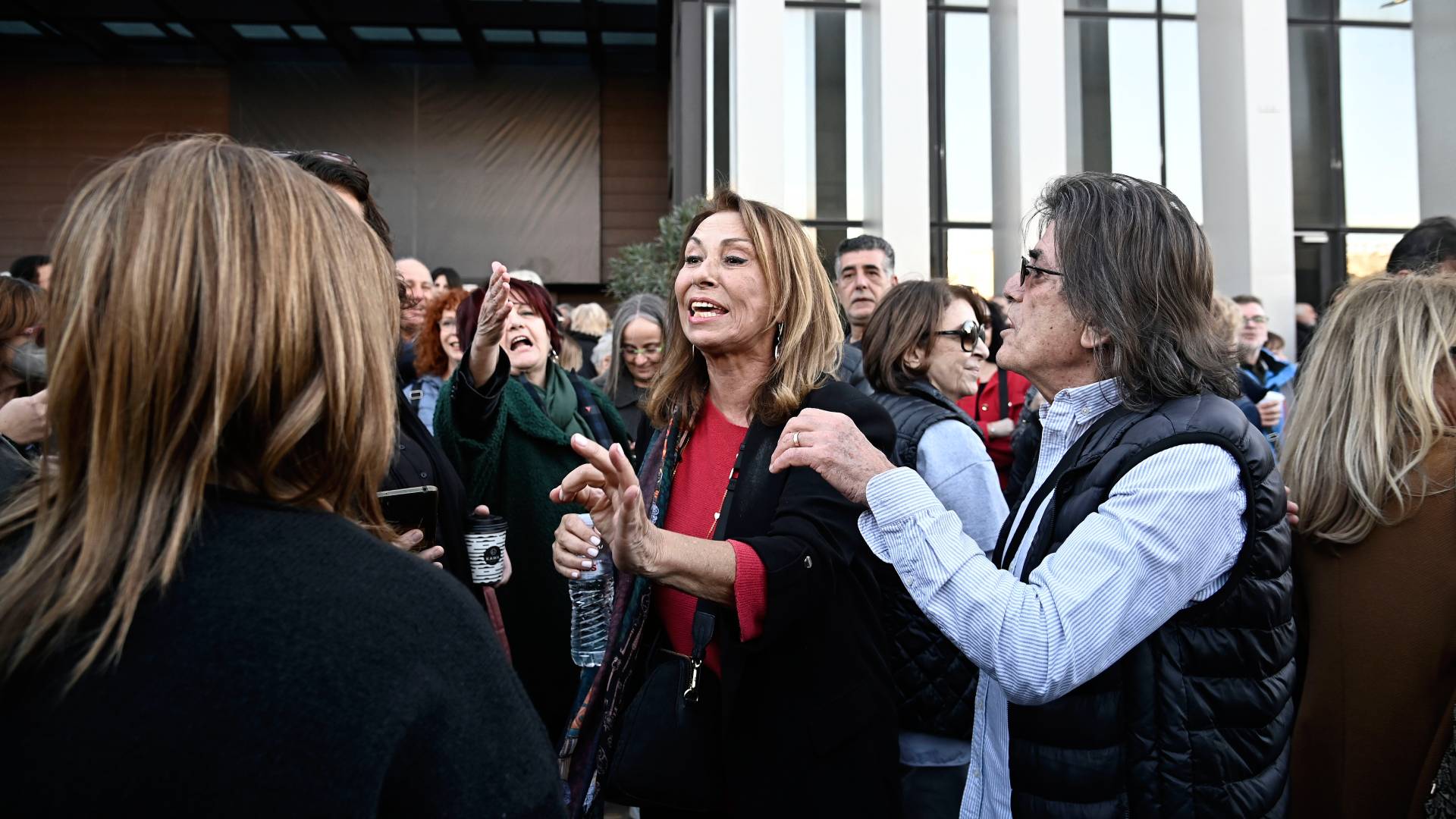 ΣΥΡΙΖΑ: Πολεμικό κλίμα και πλήθος κόσμου έξω από τον χώρο του συνεδρίου-8