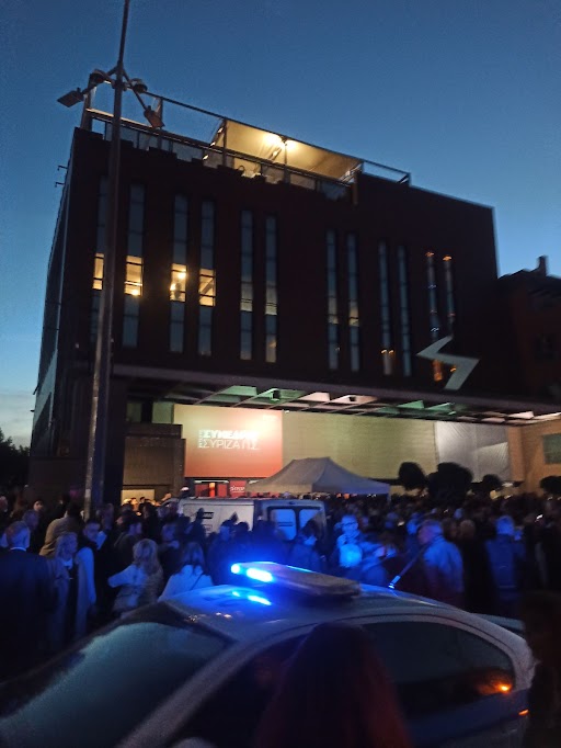 ΣΥΡΙΖΑ: Πολεμικό κλίμα και πλήθος κόσμου έξω από τον χώρο του συνεδρίου-1