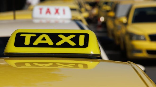 πρόστιμα-1-000-ευρώ-σε-ταξί-χωρίς-αυτοκόλλ-563325304