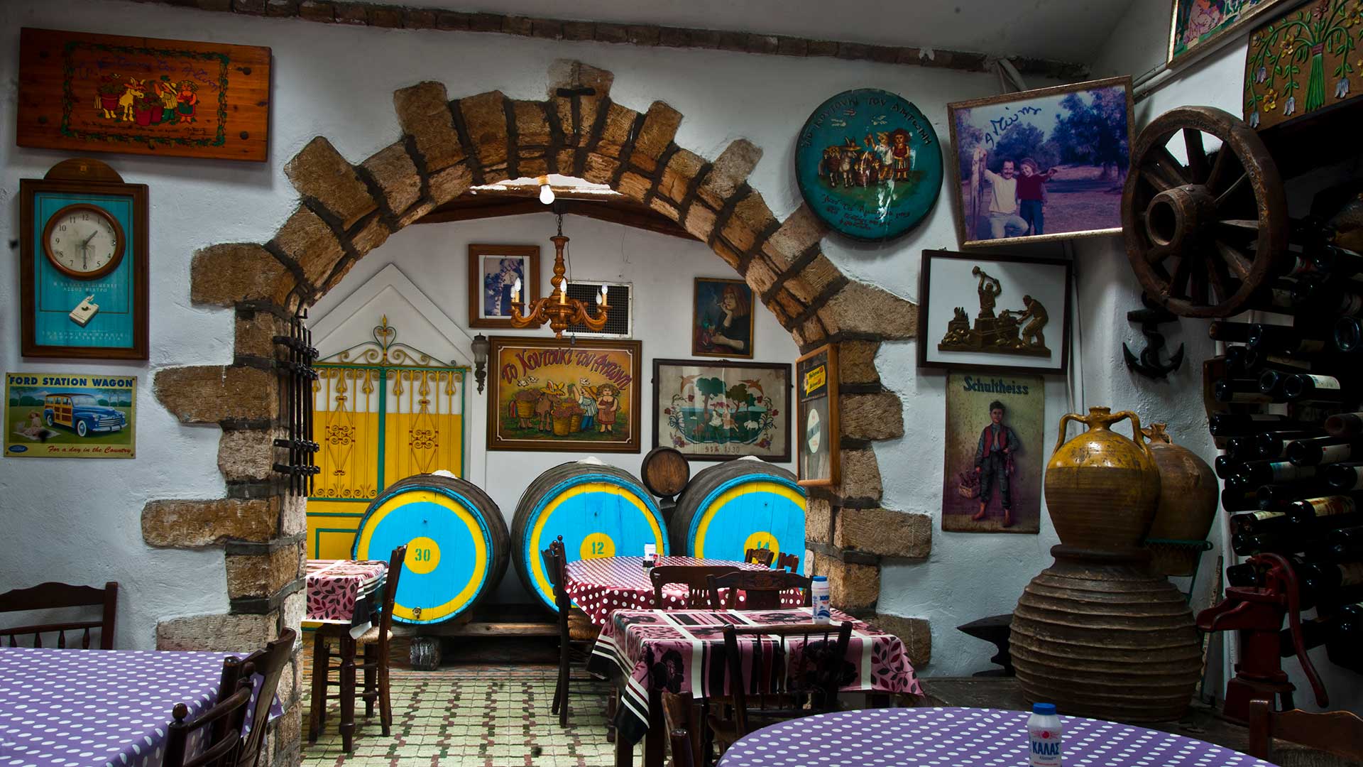 Σ’ αυτές τις 10 ιστορικές ταβέρνες της Αθήνας πρέπει να φας έστω μια φορά-9