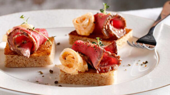 μοσχαρίσια-φιλετάκια-πάνω-σε-τηγανητ-563300608