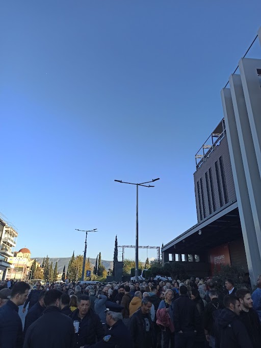 ΣΥΡΙΖΑ: Πολεμικό κλίμα και πλήθος κόσμου έξω από τον χώρο του συνεδρίου-5