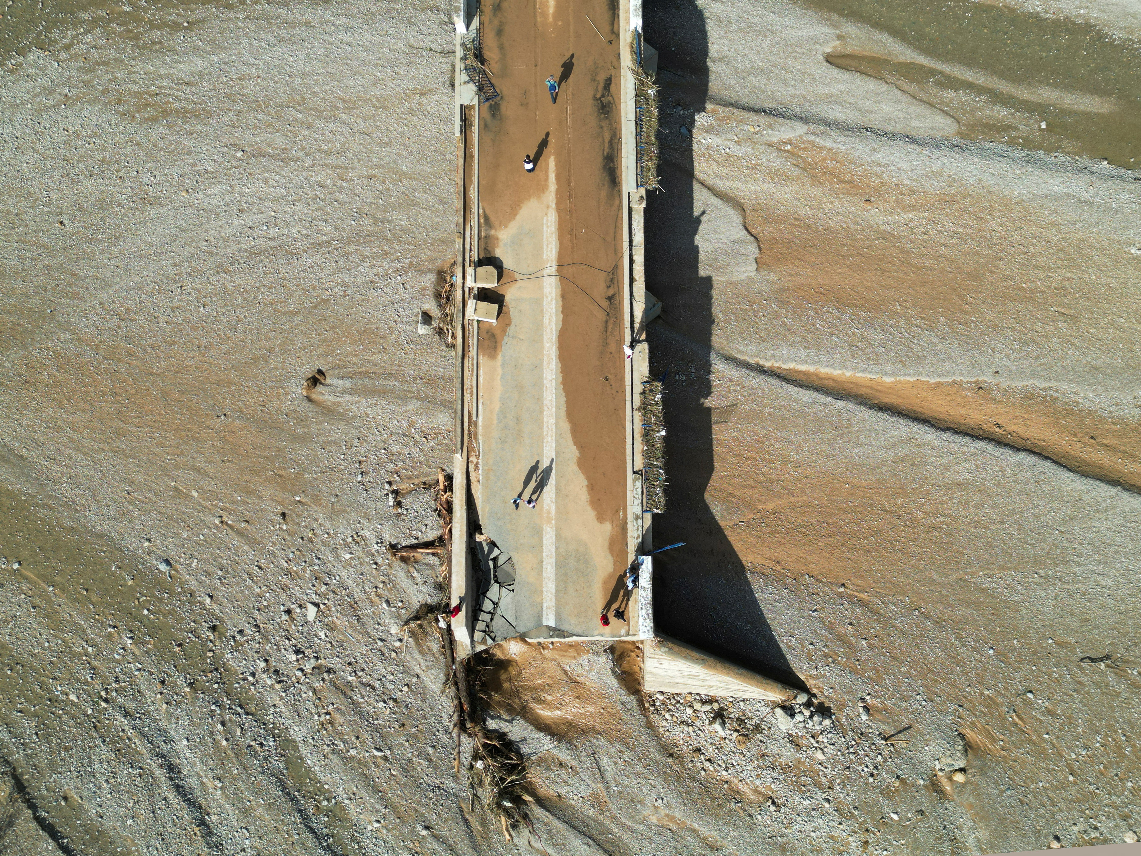 Ισπανία: 1.000 στρατιώτες αναζητούν επιζώντες στις λάσπες της Βαλένθια-4