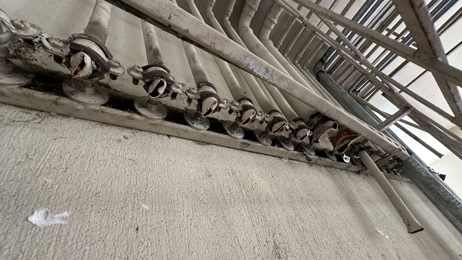 Πώς οι «συμμορίες του χαλκού» ρημάζουν τις πολυκατοικίες-2