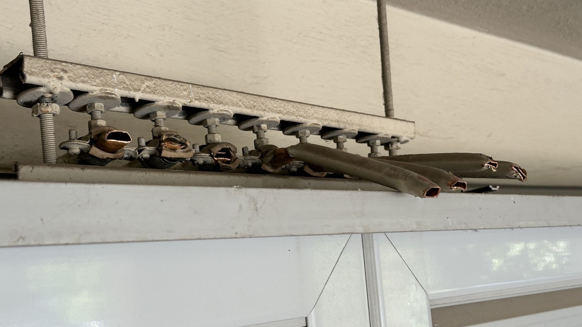 Πώς οι «συμμορίες του χαλκού» ρημάζουν τις πολυκατοικίες-3