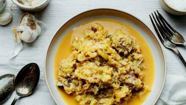 χοιρινό-με-σέλινο-και-πράσα-563338873