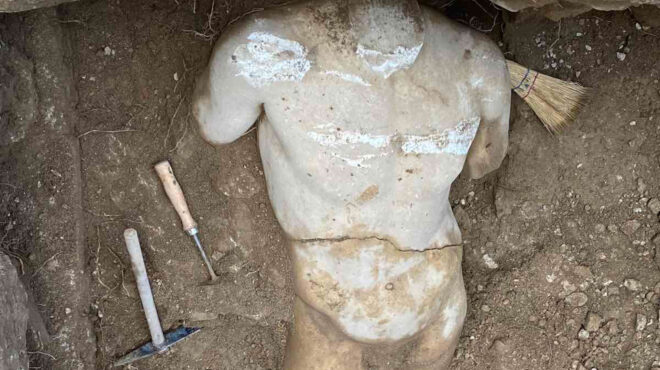 μαρμάρινο-άγαλμα-ανακαλύφθηκε-σε-έργ-563364556
