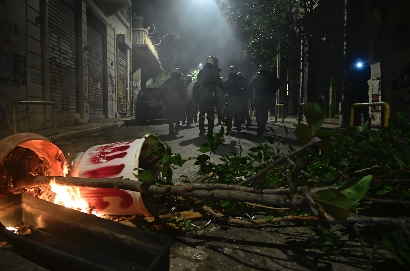 Επεισόδια στα Εξάρχεια μετά την πορεία για την επέτειο δολοφονίας του Γρηγορόπουλου-3