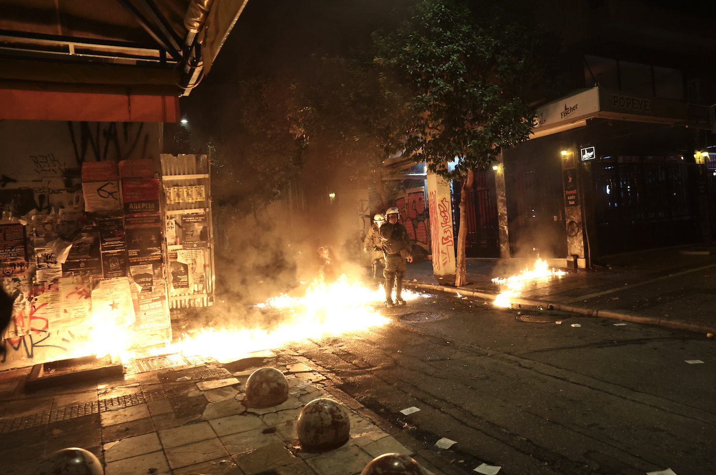 Επεισόδια στα Εξάρχεια μετά την πορεία για την επέτειο δολοφονίας του Γρηγορόπουλου-2