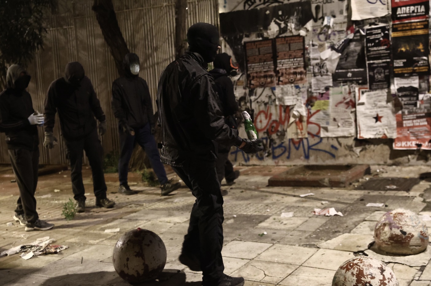 Επεισόδια στα Εξάρχεια μετά την πορεία για την επέτειο δολοφονίας του Γρηγορόπουλου-1