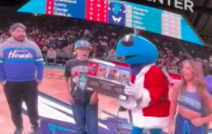 nba-μασκότ-των-hornets-χάρισε-ps5-σε-παιδί-και-το-πή-563382649