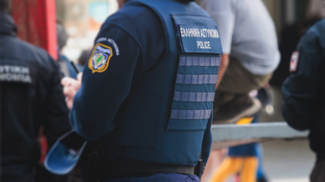 αστυνομικός-βουλής-εκατέρωθεν-πυρά-γ-563384353