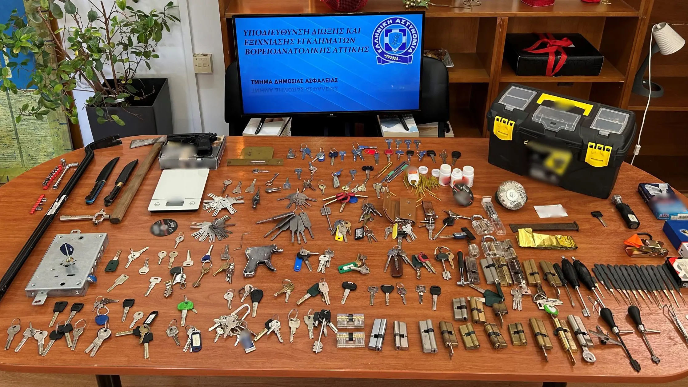 Αθήνα: Δύο συλλήψεις για διαρρήξεις στα βόρεια προάστια – Αφαίρεσαν όπλο από σπίτι αστυνομικού-1