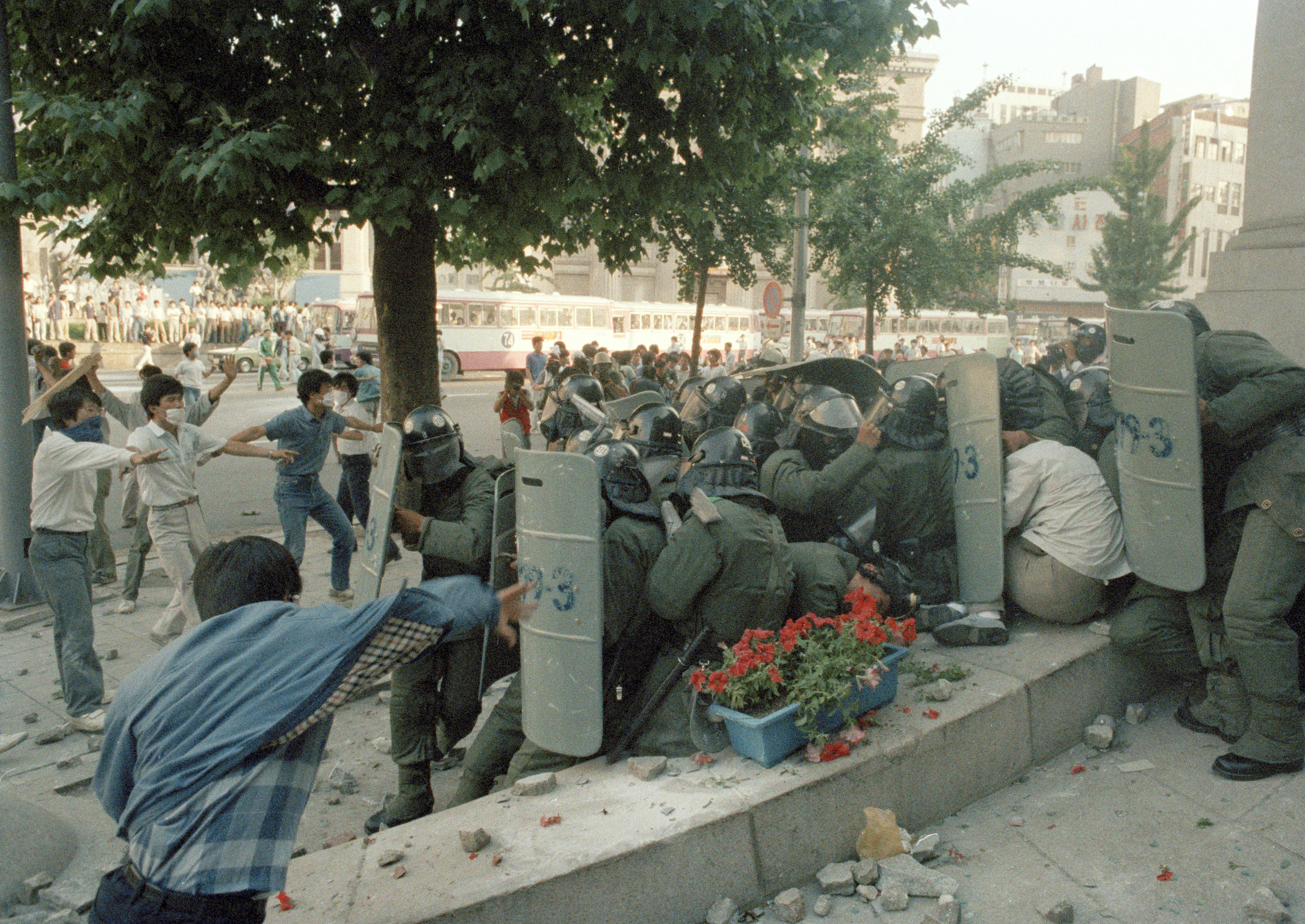 Το βαθύ τραύμα των στρατιωτικών νόμων στη Νότια Κορέα-2