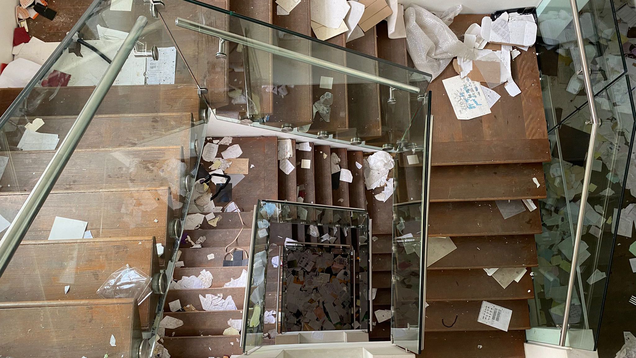 Αγνωστες φωτογραφίες και σημειώματα: Τι αποκαλύπτει το εγκαταλειμμένο σπιτι του Ασαντ-1