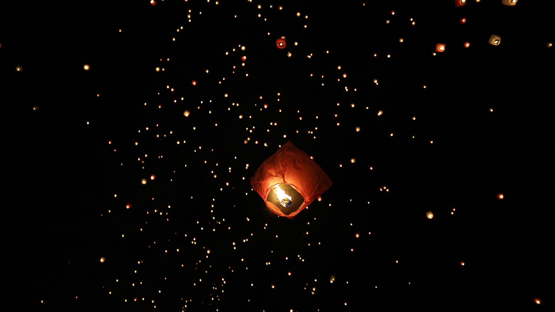 Τα φαναράκια «ταξίδεψαν» τις ευχές των Αθηναίων στον ουρανό-1