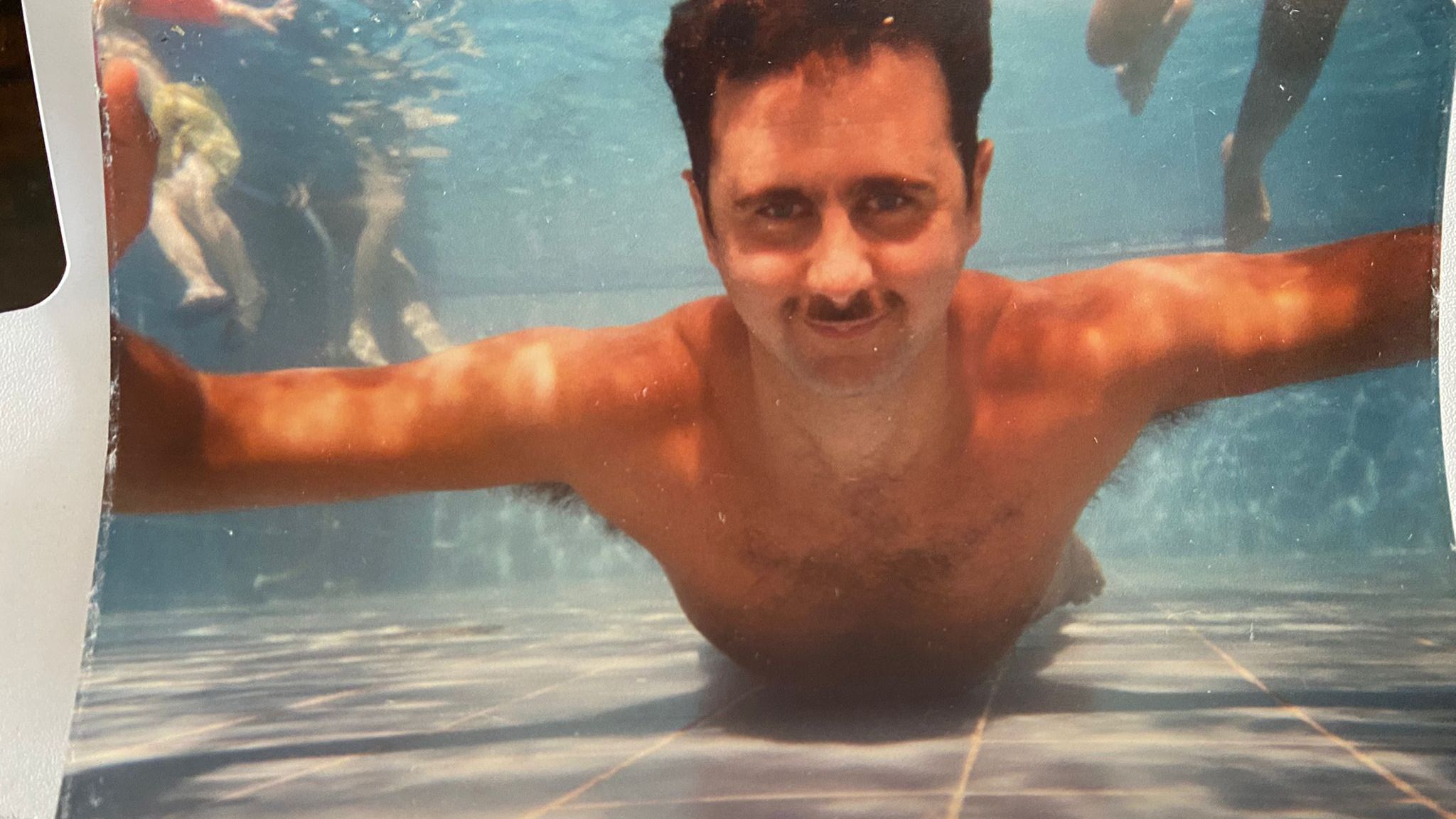 Αγνωστες φωτογραφίες και σημειώματα: Τι αποκαλύπτει το εγκαταλειμμένο σπιτι του Ασαντ-9