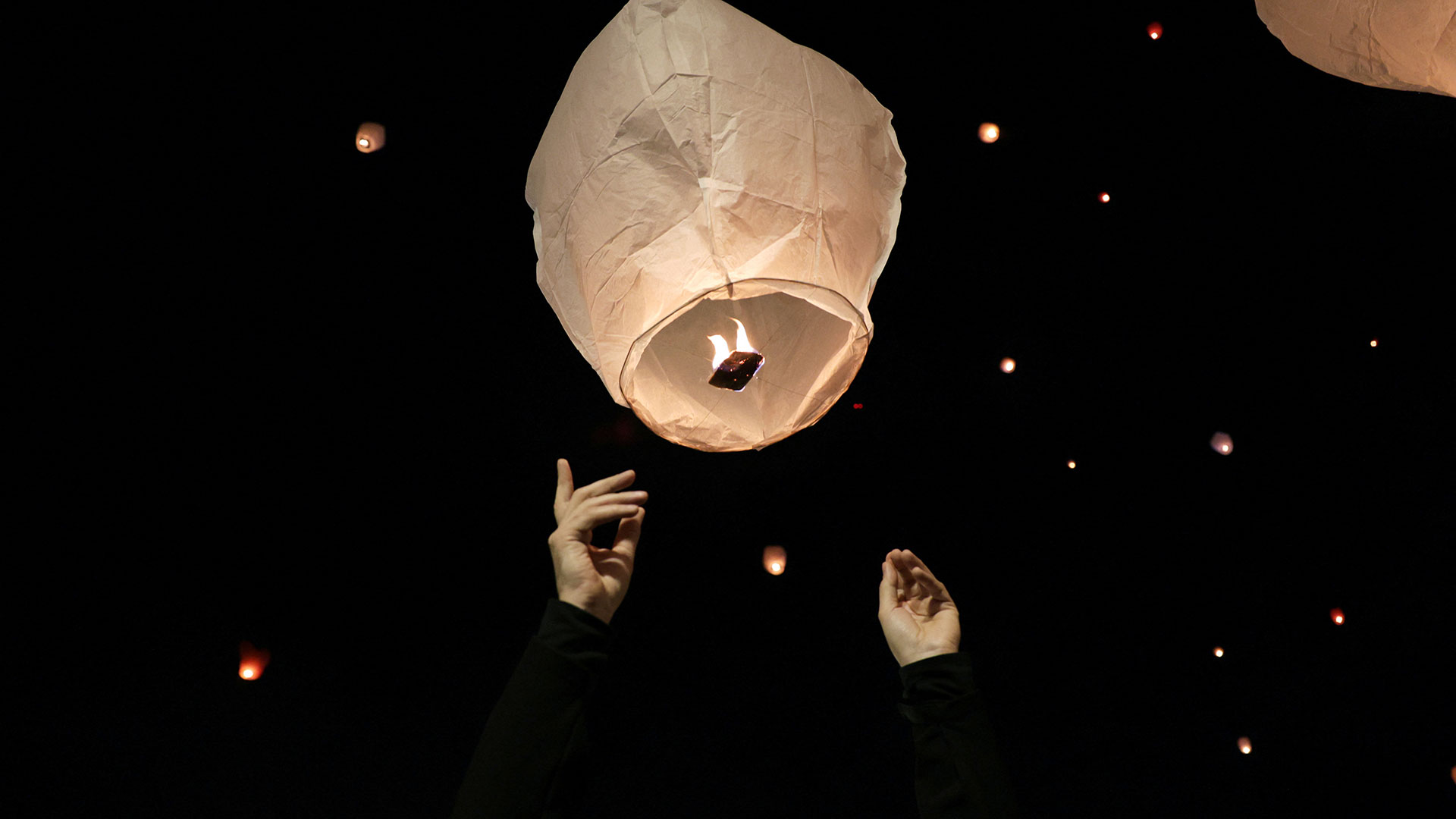 Τα φαναράκια «ταξίδεψαν» τις ευχές των Αθηναίων στον ουρανό-5