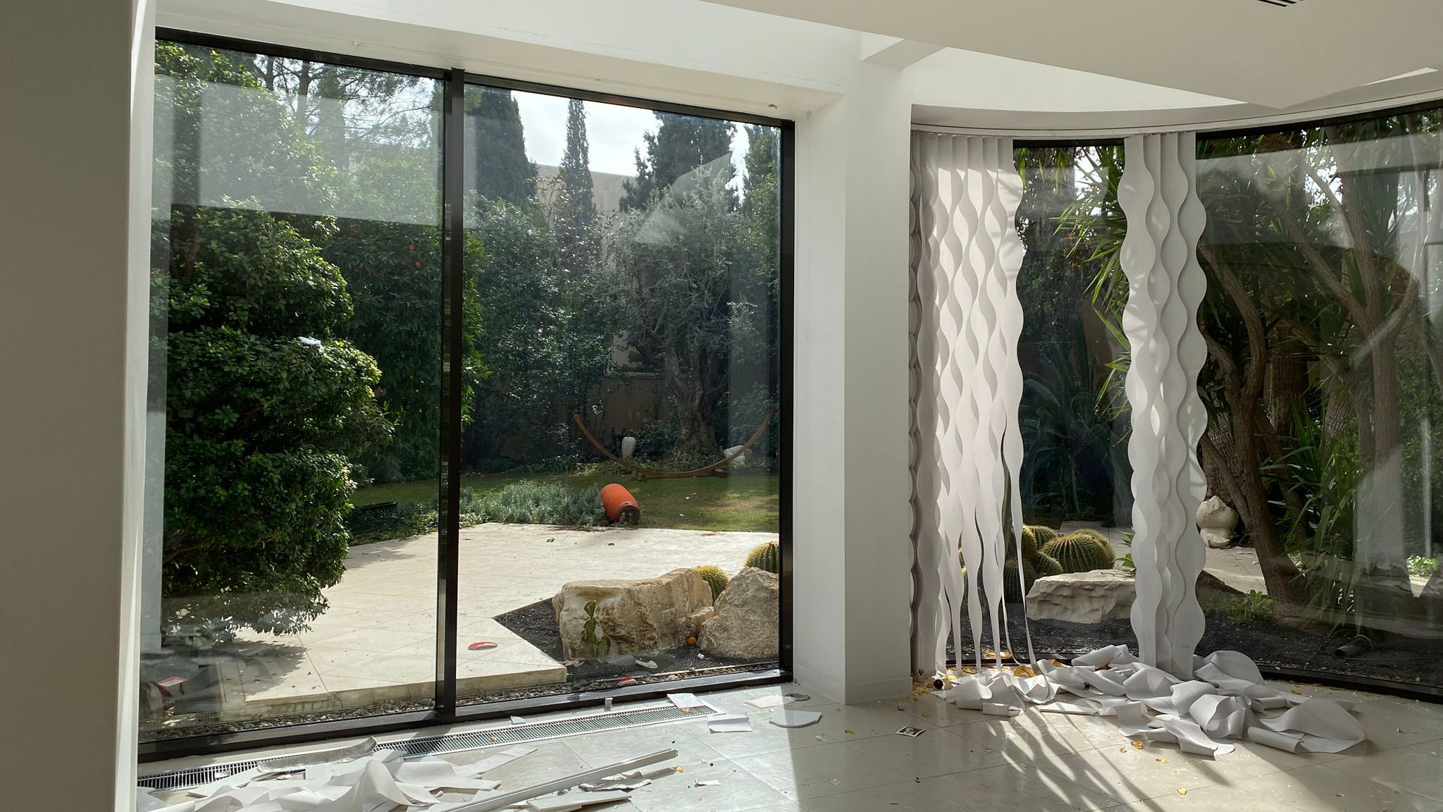 Αγνωστες φωτογραφίες και σημειώματα: Τι αποκαλύπτει το εγκαταλειμμένο σπιτι του Ασαντ-2