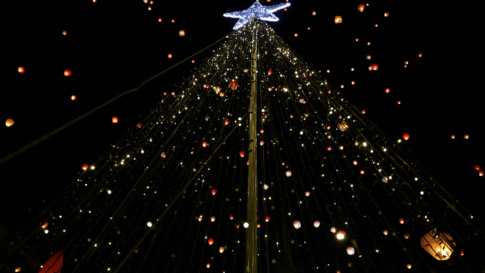 Τα φαναράκια «ταξίδεψαν» τις ευχές των Αθηναίων στον ουρανό-3