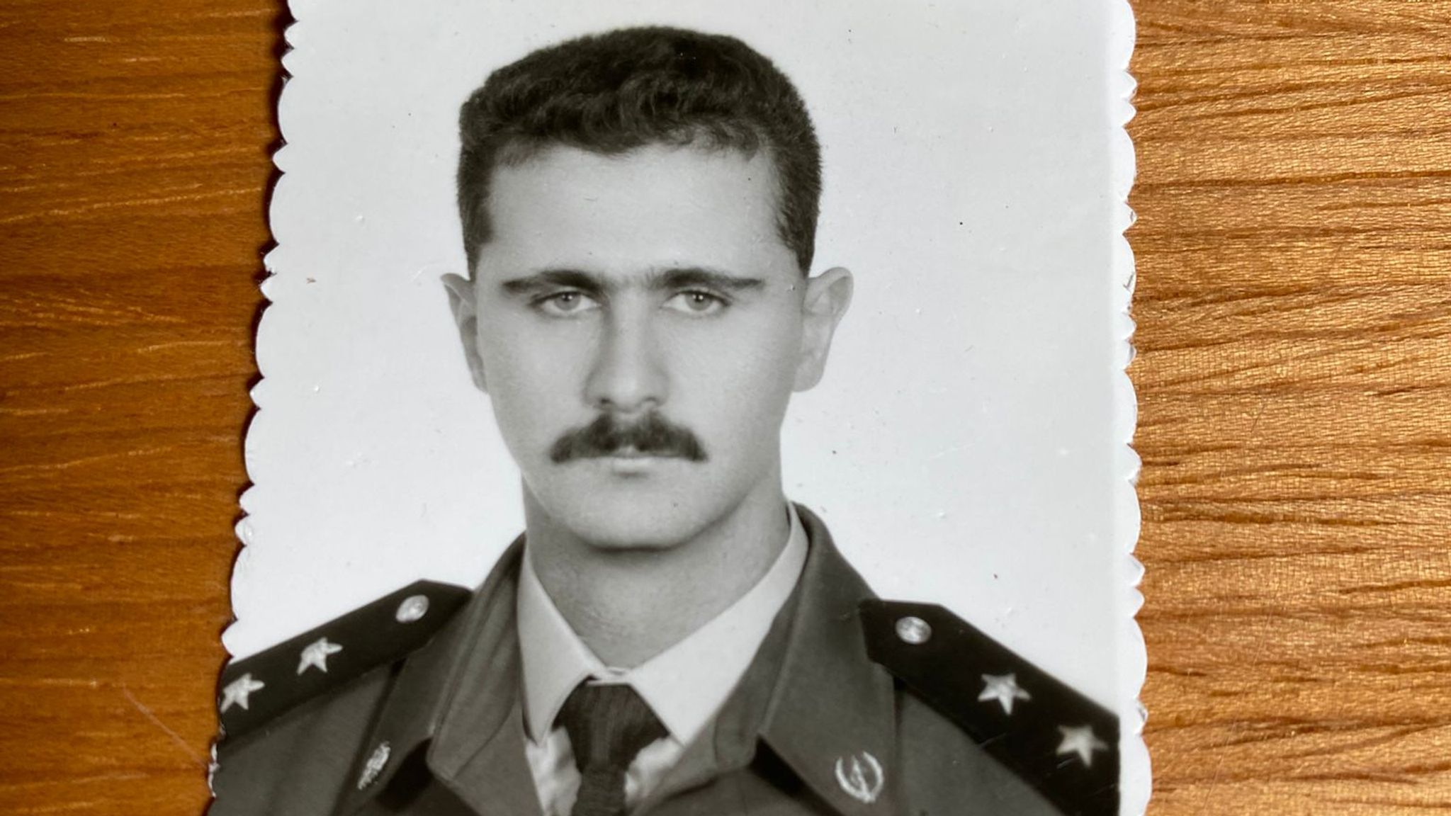 Αγνωστες φωτογραφίες και σημειώματα: Τι αποκαλύπτει το εγκαταλειμμένο σπιτι του Ασαντ-7