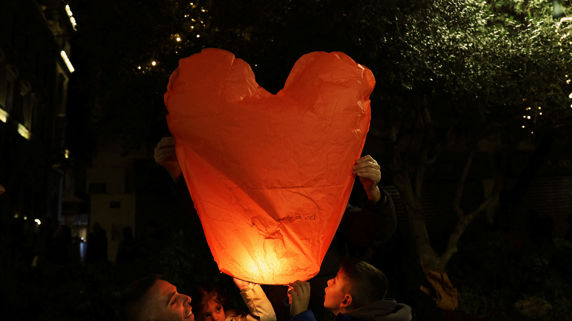 Τα φαναράκια «ταξίδεψαν» τις ευχές των Αθηναίων στον ουρανό-2