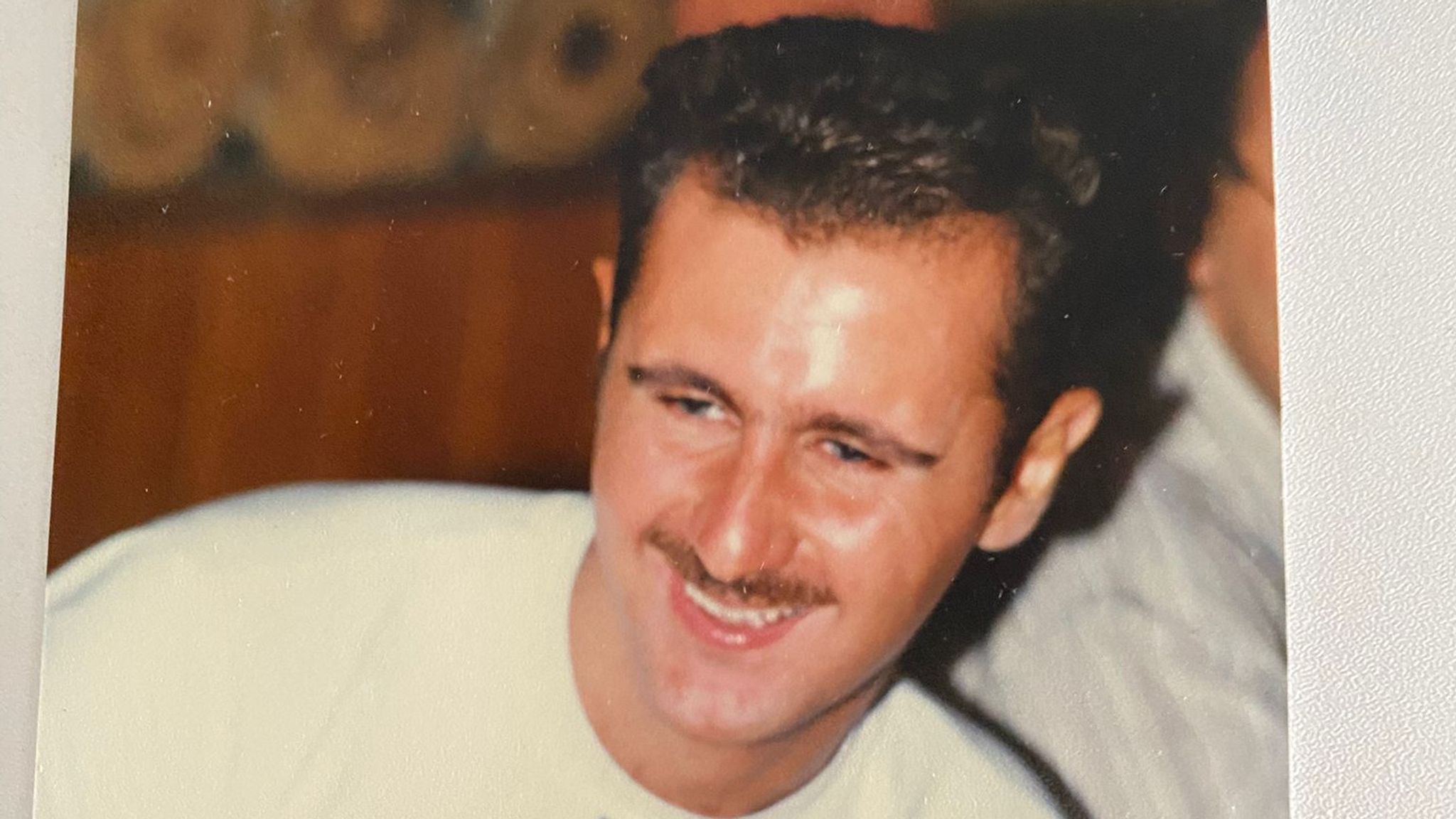 Αγνωστες φωτογραφίες και σημειώματα: Τι αποκαλύπτει το εγκαταλειμμένο σπιτι του Ασαντ-6