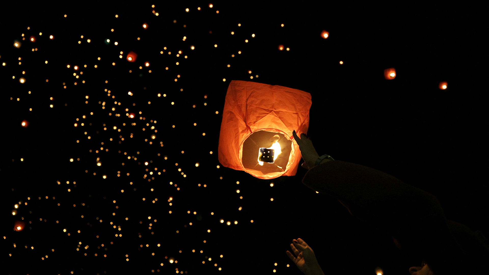 Τα φαναράκια «ταξίδεψαν» τις ευχές των Αθηναίων στον ουρανό-4