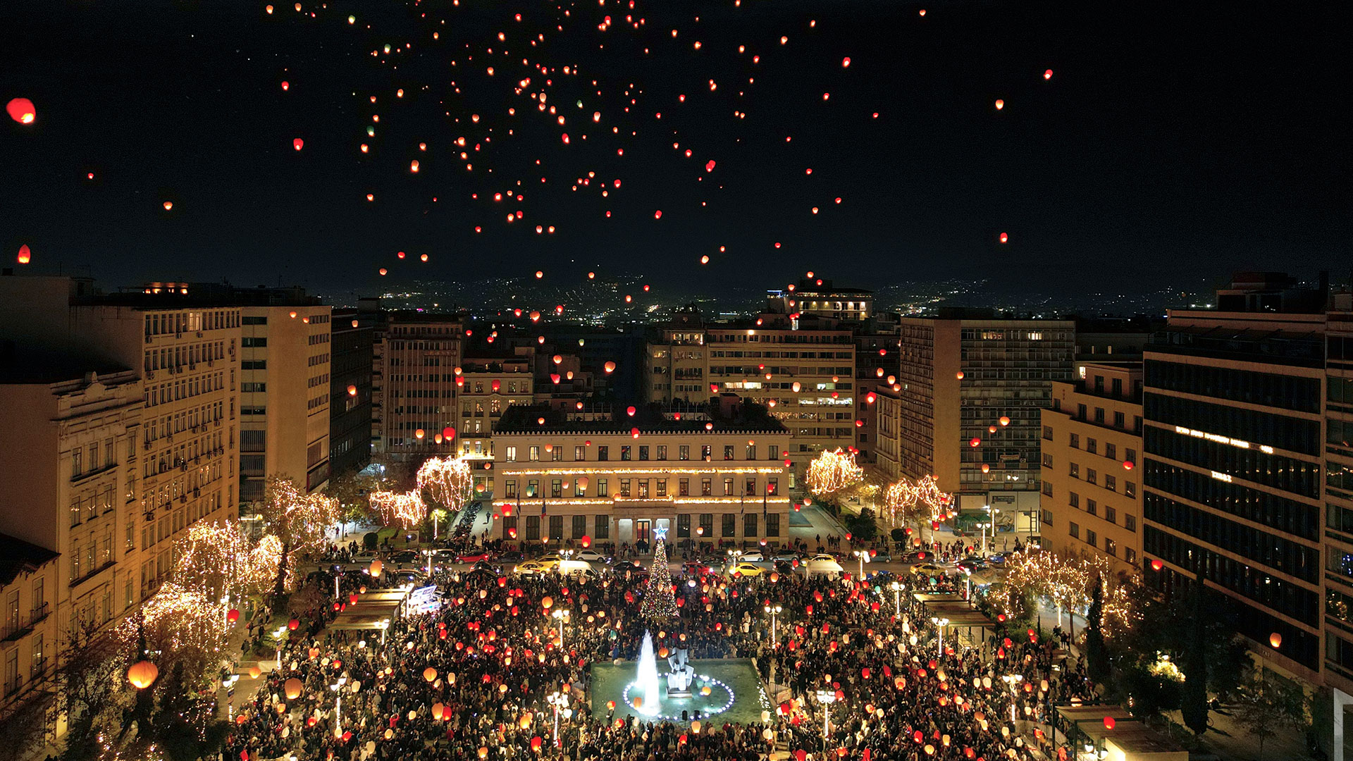 Τα φαναράκια «ταξίδεψαν» τις ευχές των Αθηναίων στον ουρανό-7