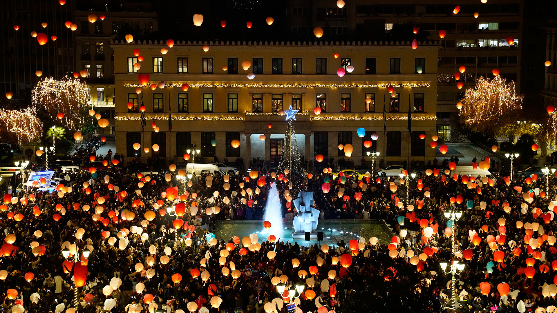 Τα φαναράκια «ταξίδεψαν» τις ευχές των Αθηναίων στον ουρανό-8
