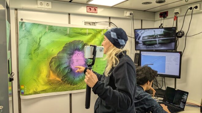 ο-βυθός-της-σαντορίνης-αποκαλύπτει-τα-563389228