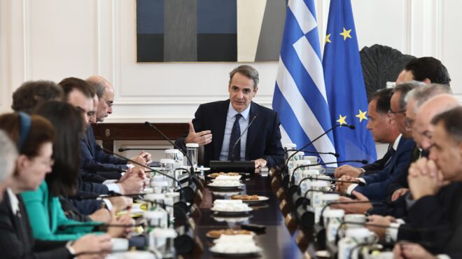 υπουργικό-με-μηνύματα-563389177