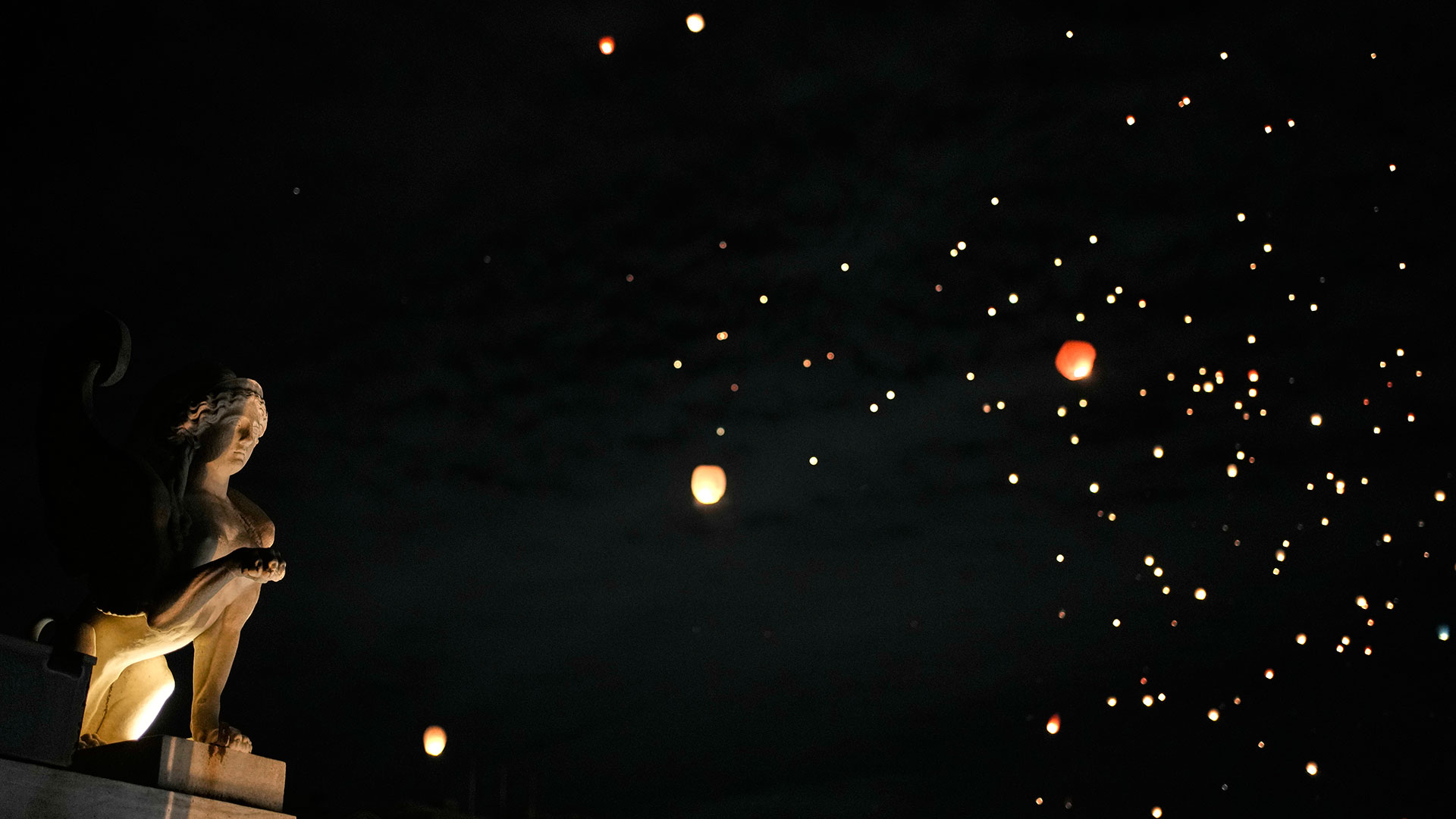 Τα φαναράκια «ταξίδεψαν» τις ευχές των Αθηναίων στον ουρανό-6