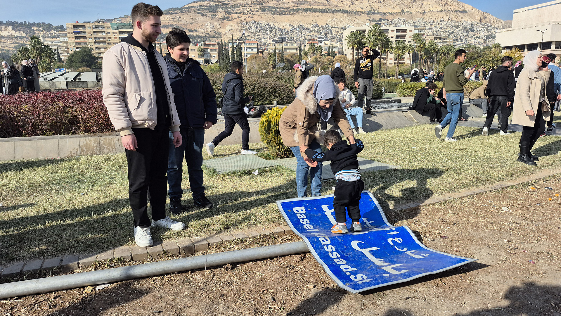 Η «Κ» στη Δαμασκό: Αντάρτες και μικρά παιδιά πίσω από τις μπαλακλάβες-2