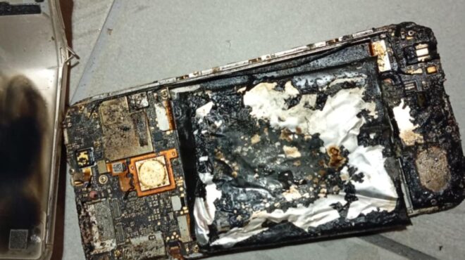 το-κινητό-ανεφλέγη-στο-μάγουλό-μου-εί-563360107