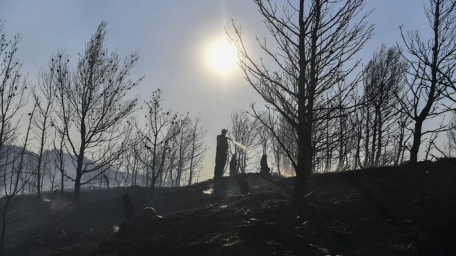 πυρκαγιές-ο-πόλεμος-των-στύλων-563374072