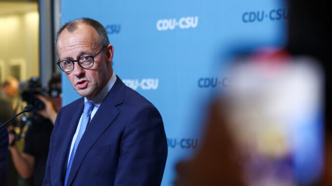 φρίντριχ-μερτς-οδεύει-προς-μια-σαρωτι-563351866